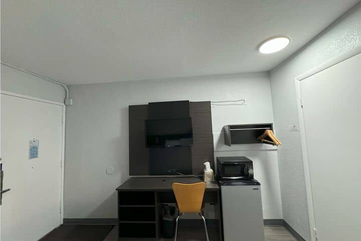 Room 6 of 18