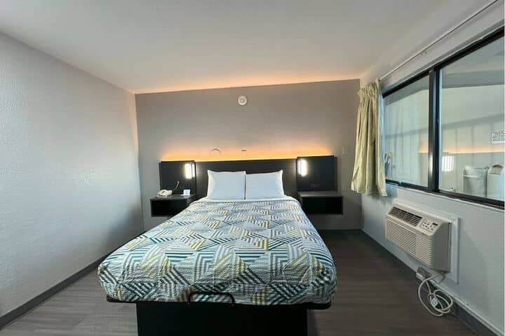 Room 4 of 18