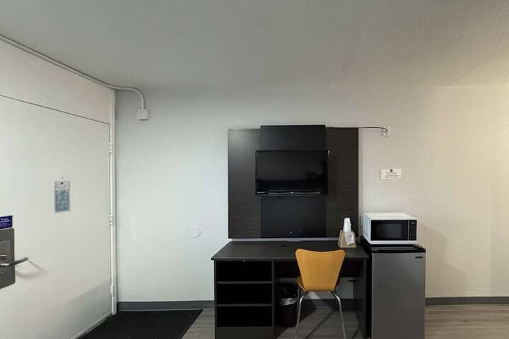 Room 11 of 18